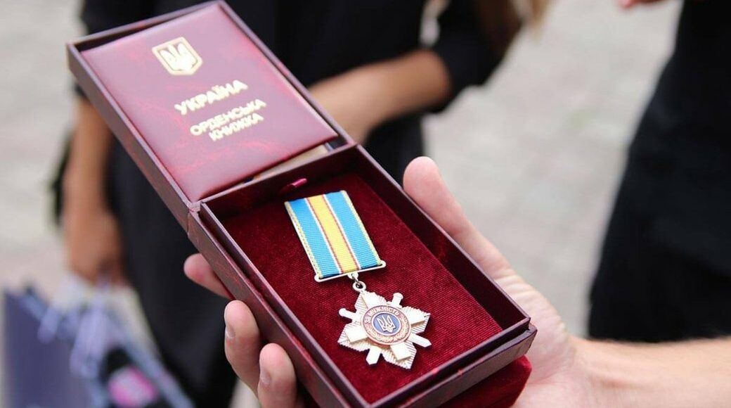 Полицейского и полицейскую из Донецкой и Луганской областей наградили посмертно