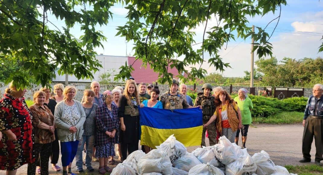 Волонтер из Красногоровки развозит гуманитарную помощь жителям