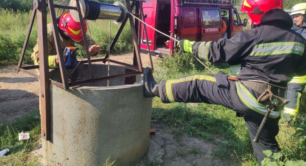 У Краматорському районі рятувальники витягли з двадцятиметрового колодязя впавшого чоловіка, він у важкому стані