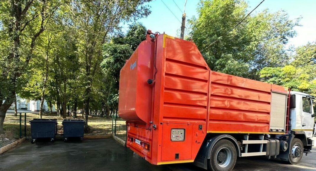 У Краматорську працює авто для мийки сміттєвих контейнерів