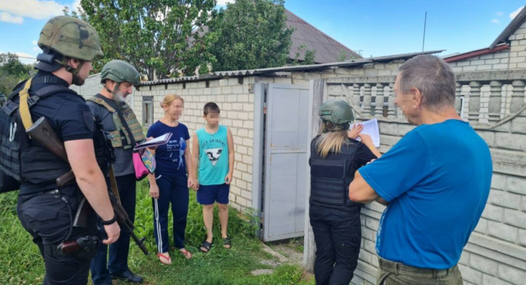 В Лиманской громаде полиция проводит принудительную эвакуацию семей с детьми