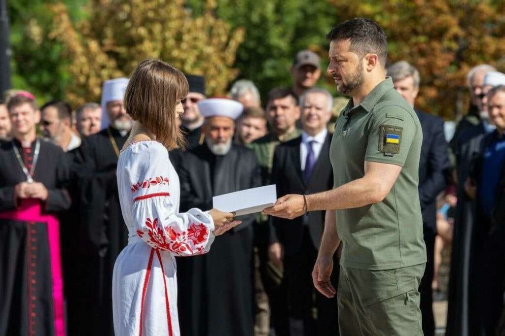 Доньці прикордонника, який загинув при обороні Маріуполя, вручив паспорт Зеленський