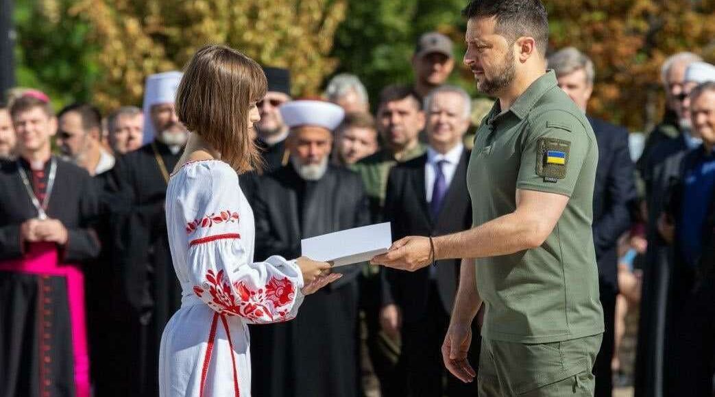 Доньці прикордонника, який загинув при обороні Маріуполя, вручив паспорт Зеленський