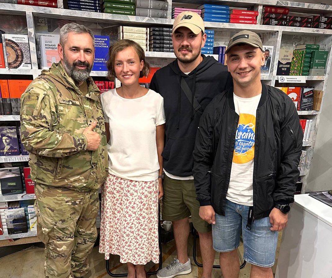 Маріуполь, війна, очі, герої, книга, Київ, Азов, презентація.jpg1.jpg2.jpg3