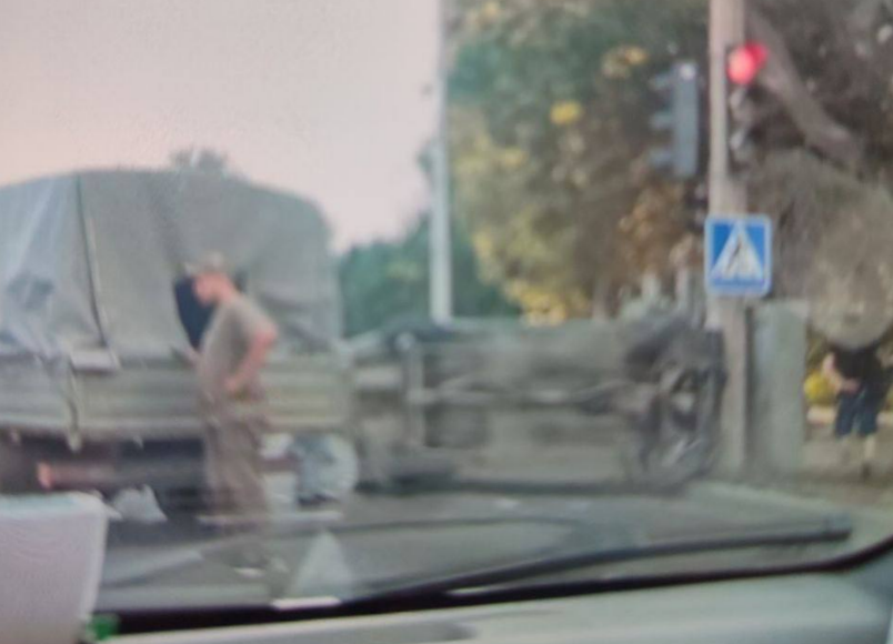 У Маріуполі російські військові на вантажівці знесли та перекинули легковий автомобіль: фото