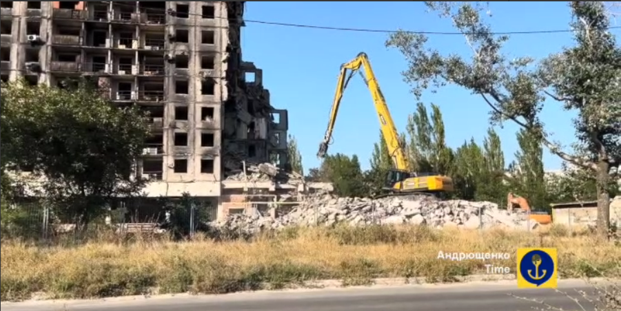 У окупованому Маріуполі росіяни стирають будинки з мапи міста: відео