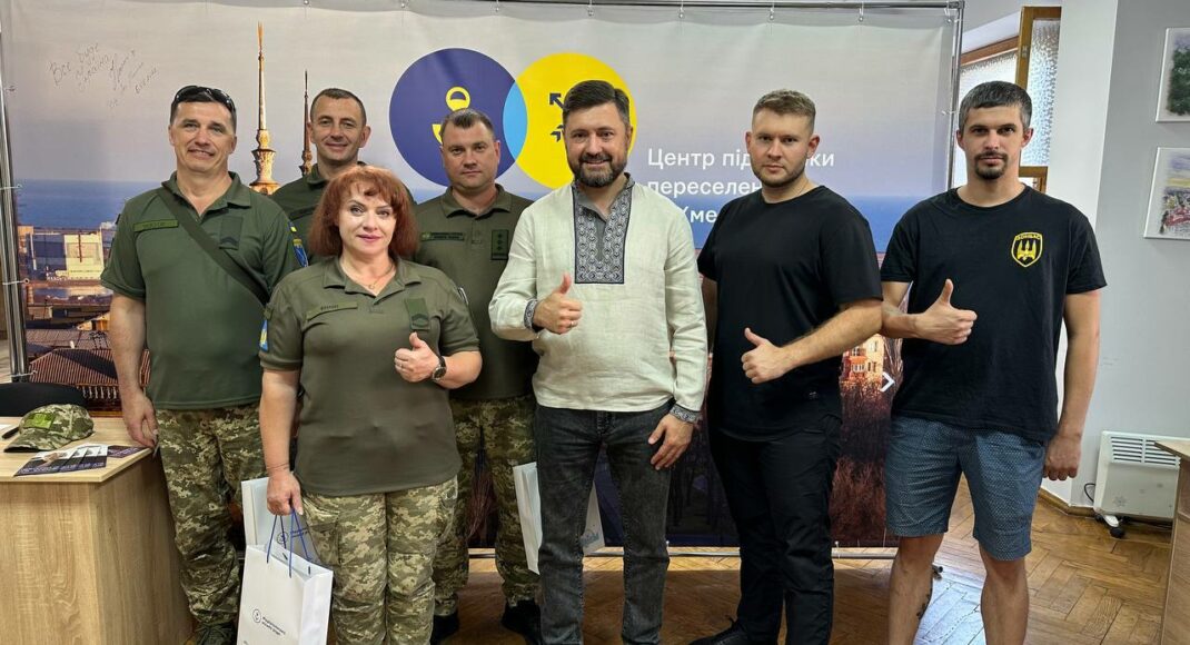 Захисники Маріуполя, звільнені з російського полону, отримали smart-набори