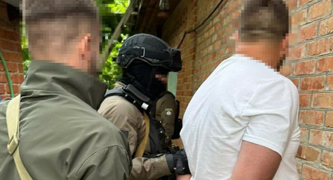 В Донецкой области задержан организатор "паспортного стола", где изготовляли фальшивые документы