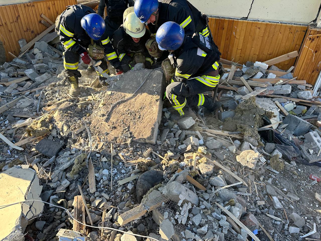 У ДСНС розповіли про рятувальну операцію після ракетного удару по Слов'янську: фото
