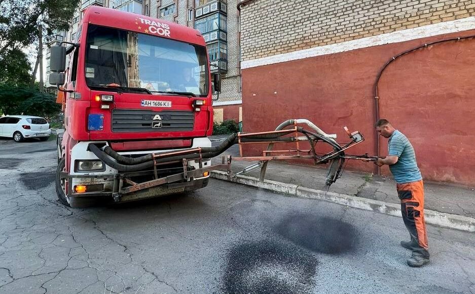 У Краматорську продовжується ремонт доріг: фото