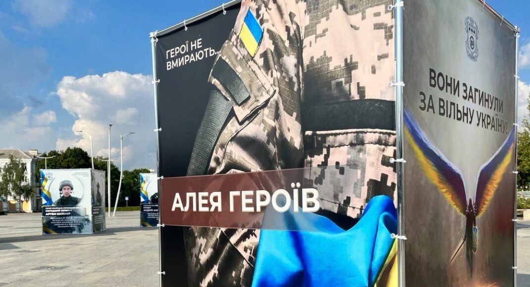 В Краматорске установили конструкции, на которых изображены погибшие на войне краматорцы