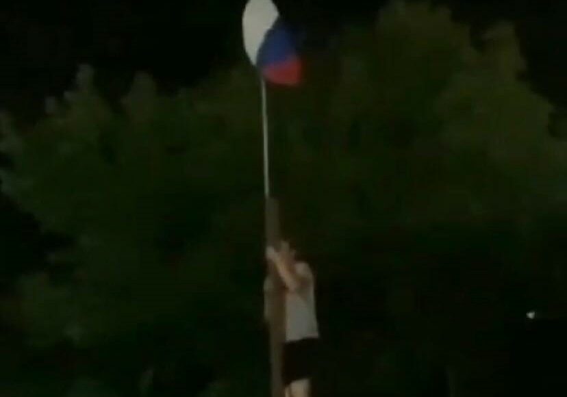 У Маріуполі підлітки зняли російський прапор поряд з базою росіян: фото
