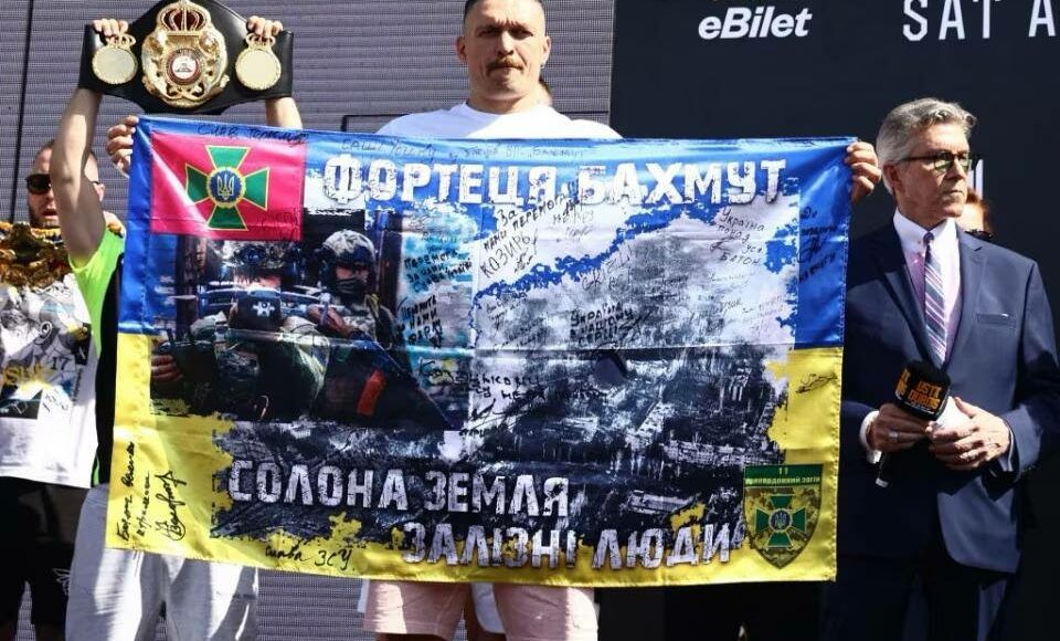 Підготовка до бою: Усик вийшов на битву поглядів з прапором підписаним підрозділами Сил оборони України міста-фортеці Бахмут