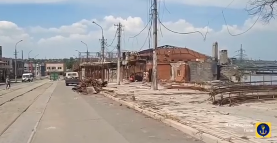 У міськраді показали зруйнований Центральний район Маріуполя: відео