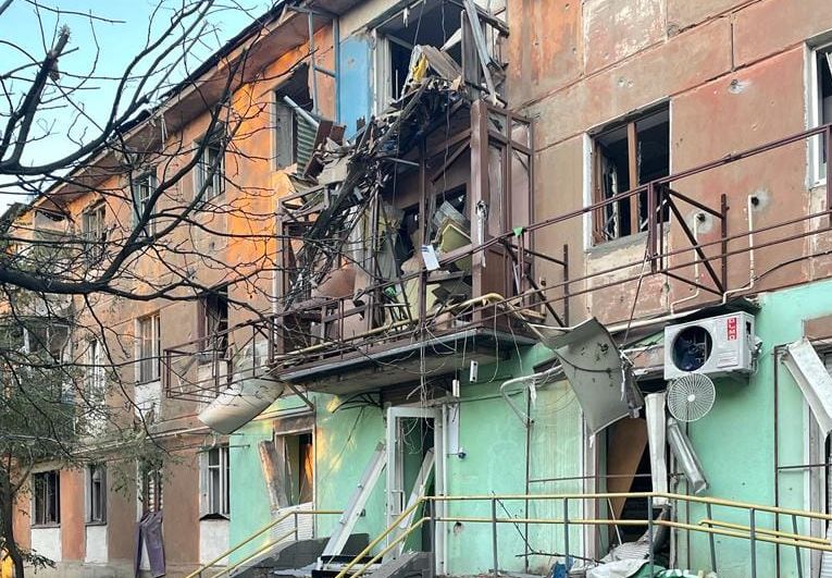На месте обстрела Курахово из-под завалов достали тело погибшего человека, известно о восьми раненых
