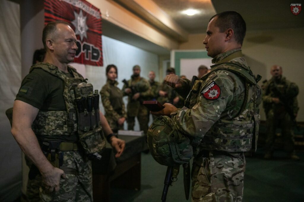 Сирський нагородив бригаду Лють