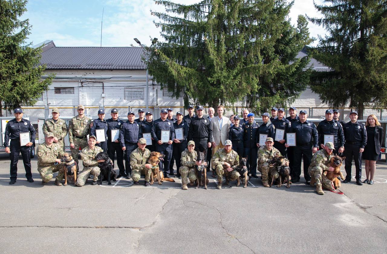 Кінологи Донеччини отримали спецобладнання для перевезення службових собак від європейських партнери партнерів