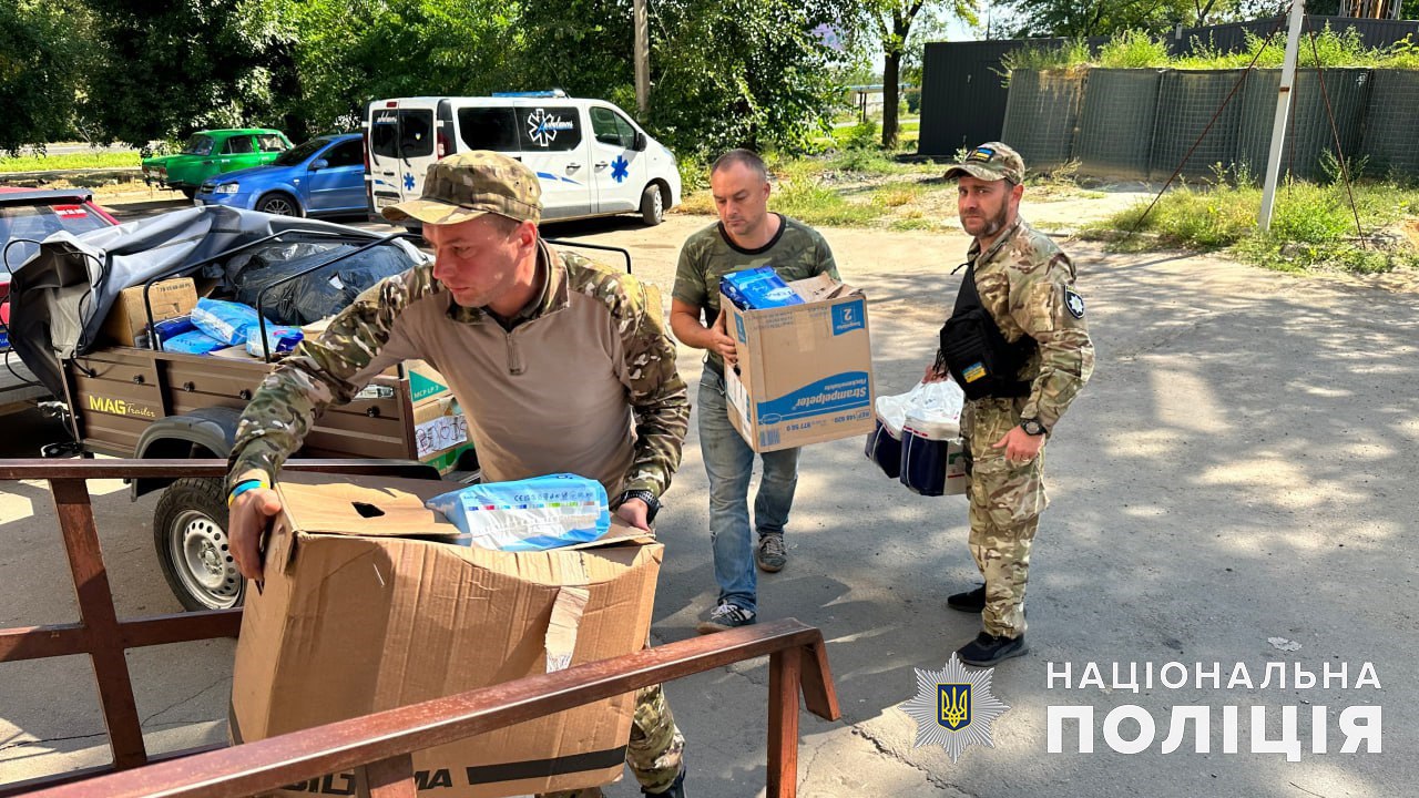 Майже тонну гуманітарної допомоги поліцейські Донеччини доставили у прифронтову Костянтинівку: фото