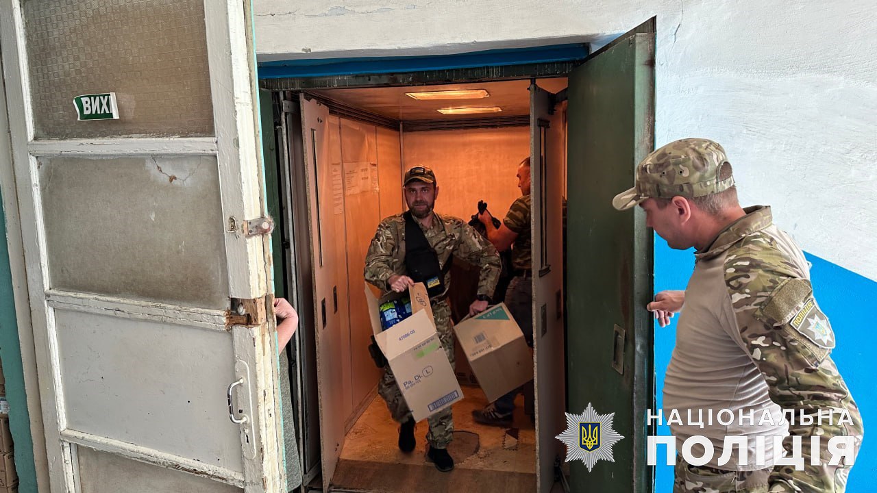 Майже тонну гуманітарної допомоги поліцейські Донеччини доставили у прифронтову Костянтинівку: фото