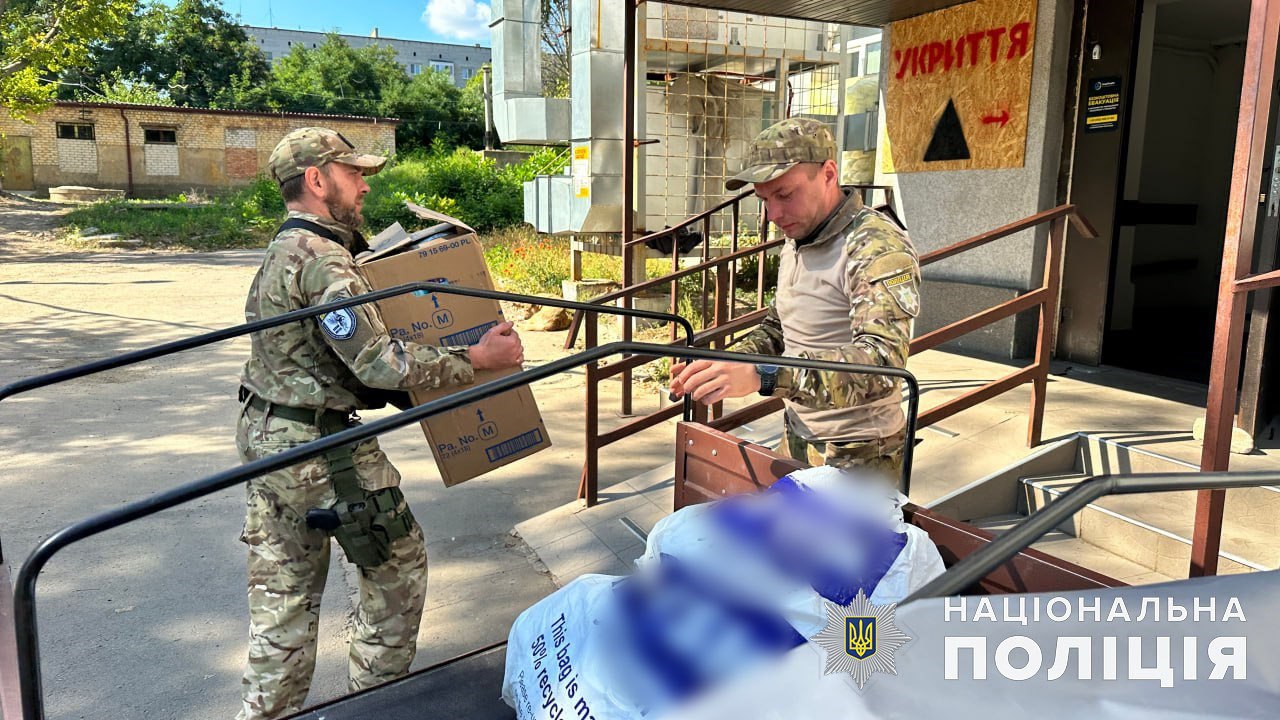 Майже тонну гуманітарної допомоги поліцейські Донеччини доставили у прифронтову Костянтинівку: фото
