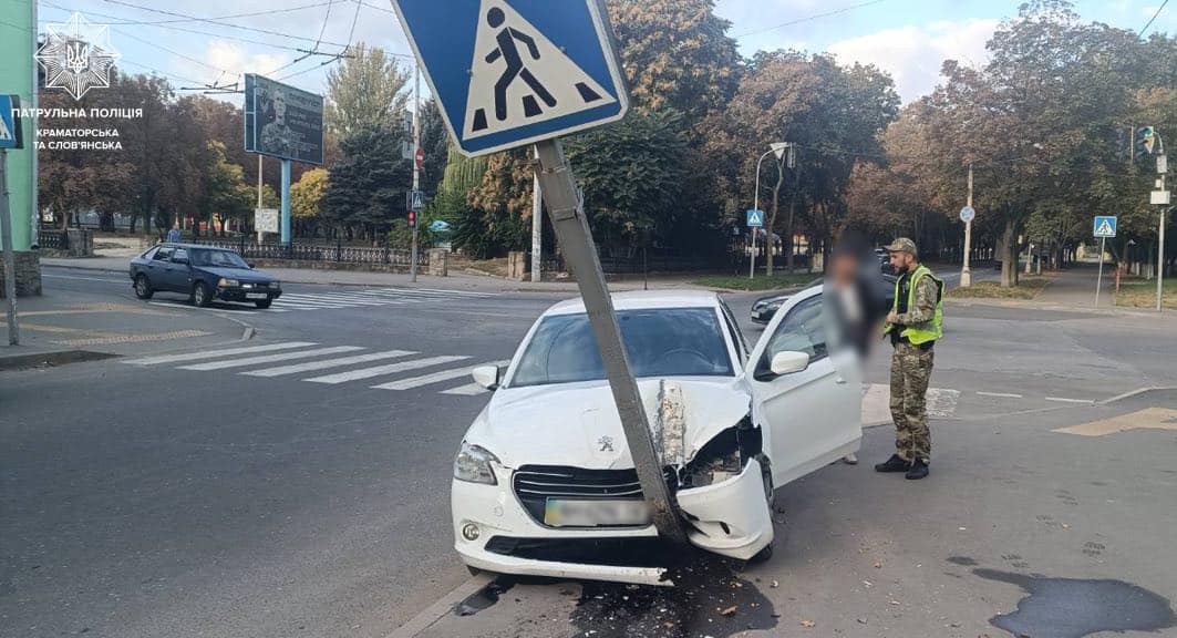 В Краматорске автомобиль сбил дорожный знак