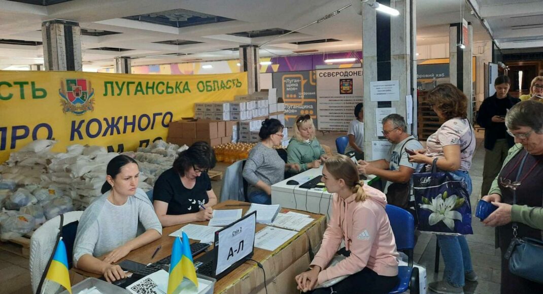 В Днепре переселенцам с Луганщины выдали 960 продуктовых наборов и детские памперсы