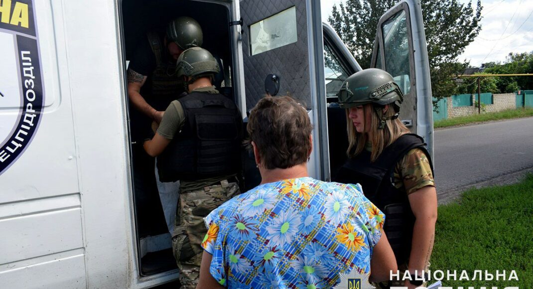 800 буханок хлеба доставили полицейские в Лиманскую громаду