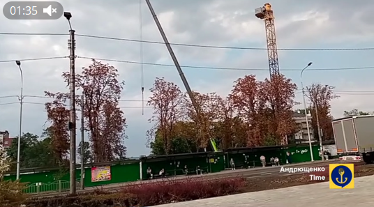 Оккупанты начали строить в Мариуполе дешевую российскую подделку на дом с Часами, - Андрющенко