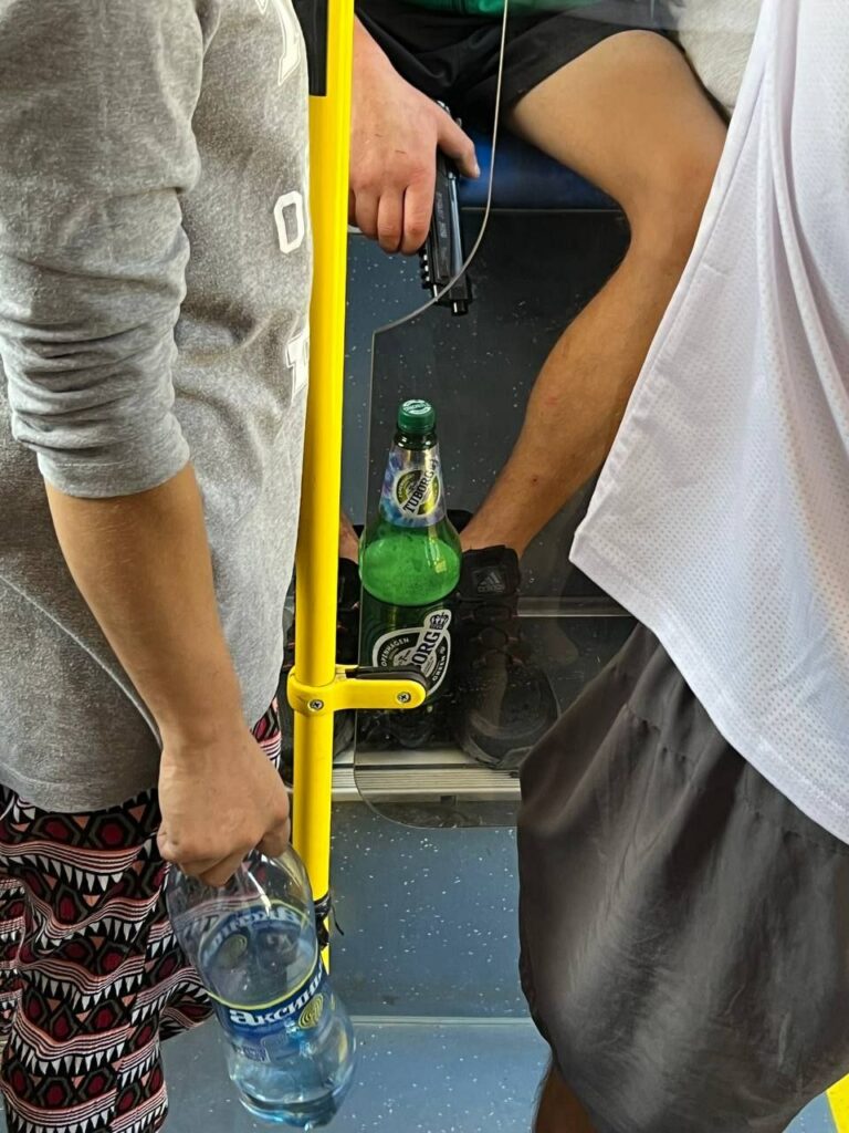 У Маріуполі жителі зафіксували чоловіка, який пересувається громадським транспорт зі зброєю: фото