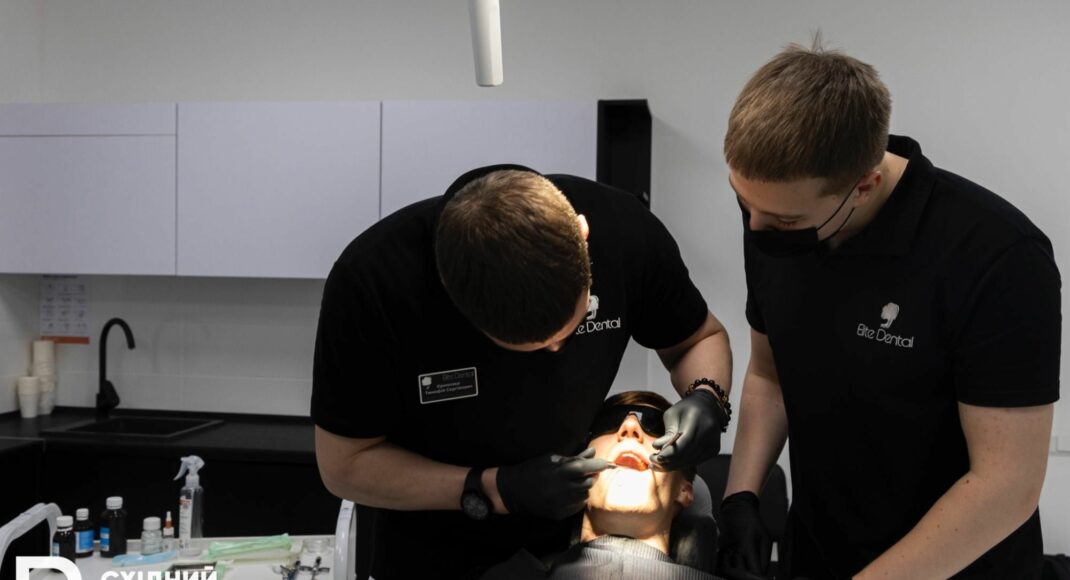 Переселенцы из Мариуполя открыли стоматологию в Киеве