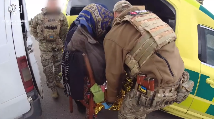 За тиждень з Авдіївки під обстрілами рятувальники евакуювали 13 людей (відео)