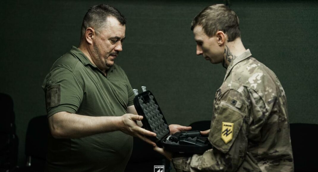 Азовців, які пройшли запеклі бої у Маріуполі, нагородили відзнаками Міноборони: фото