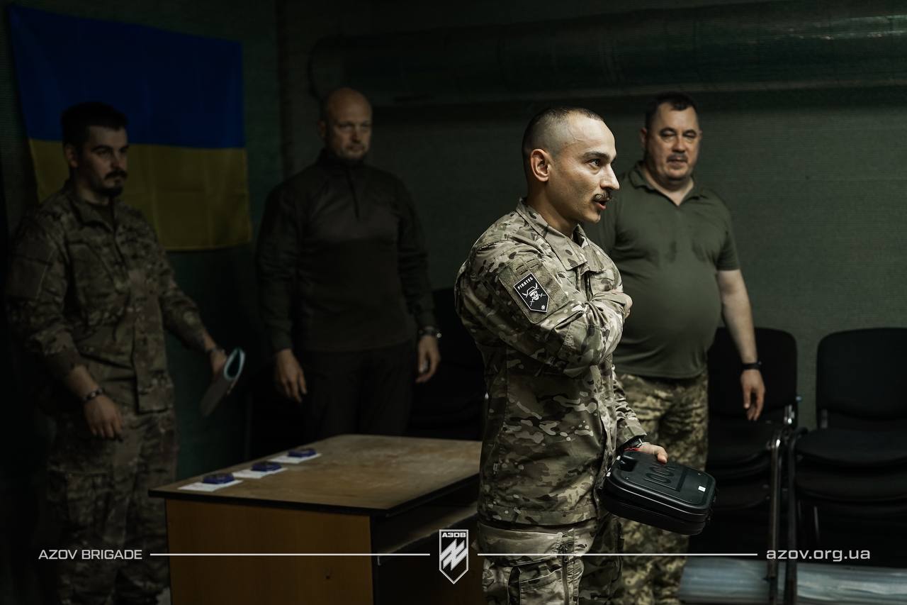 Азовців, які пройшли запеклі бої у Маріуполі, нагородили відзнаками Міноборони: фото