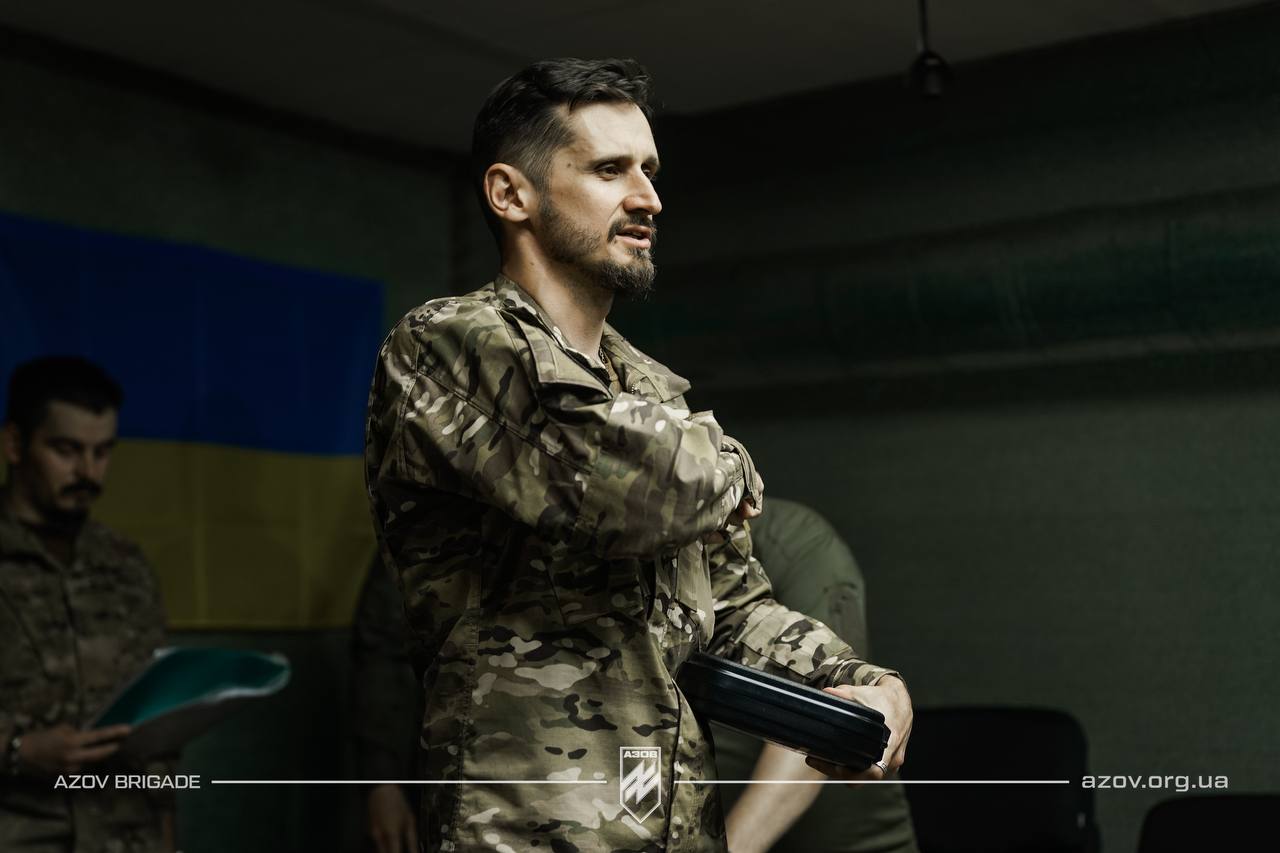 Азовців, які пройшли запеклі бої у Маріуполі, нагородили відзнаками Міноборони: фото