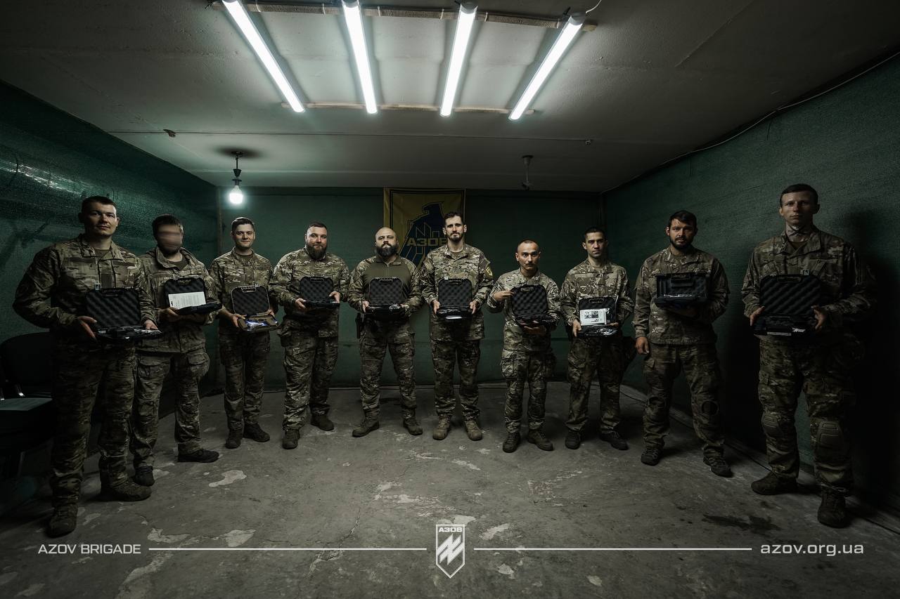 Азовців, які пройшли запеклі бої у Маріуполі, нагородили відзнаками Міноборони: фото