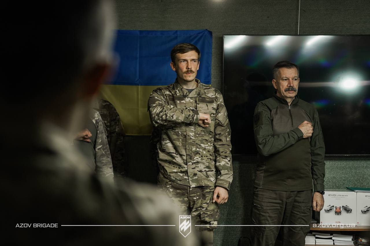 Азовців, які пройшли запеклі бої у Маріуполі, нагородили відзнаками Міноборони: фото