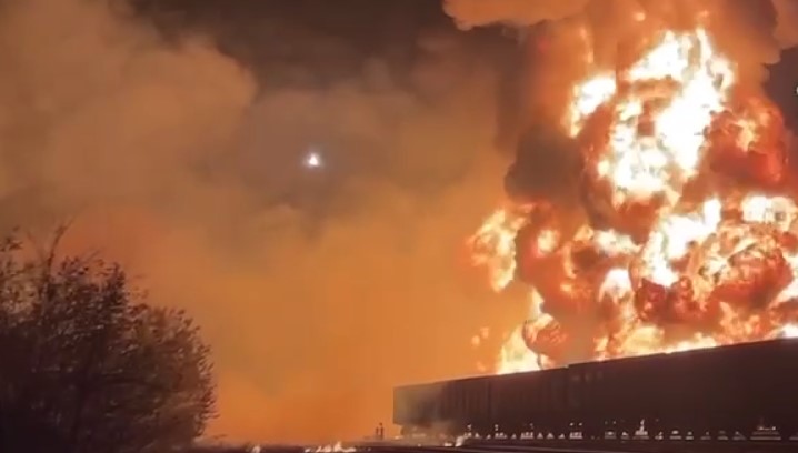 В окупованому Донецьку палає склад з пальним окупантів (відео)