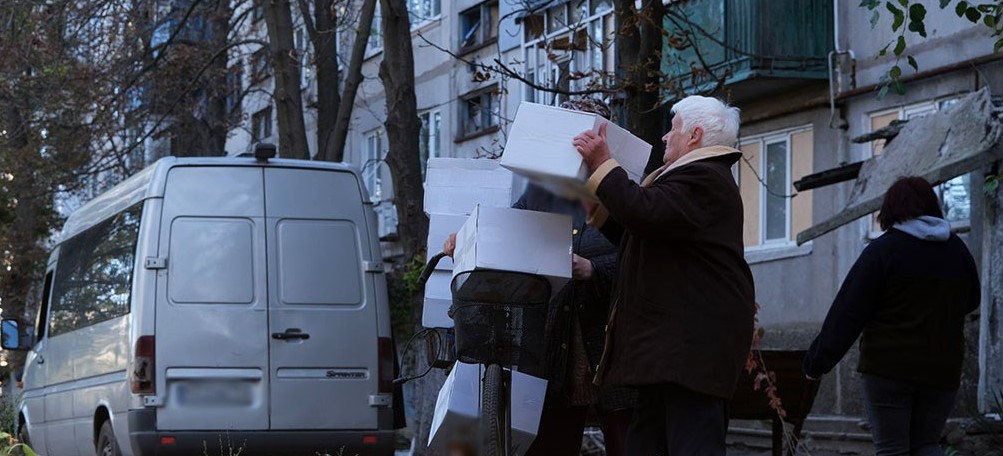 Жителям Красногоровки полиция передала продуктовые наборы жителям Красногоровки