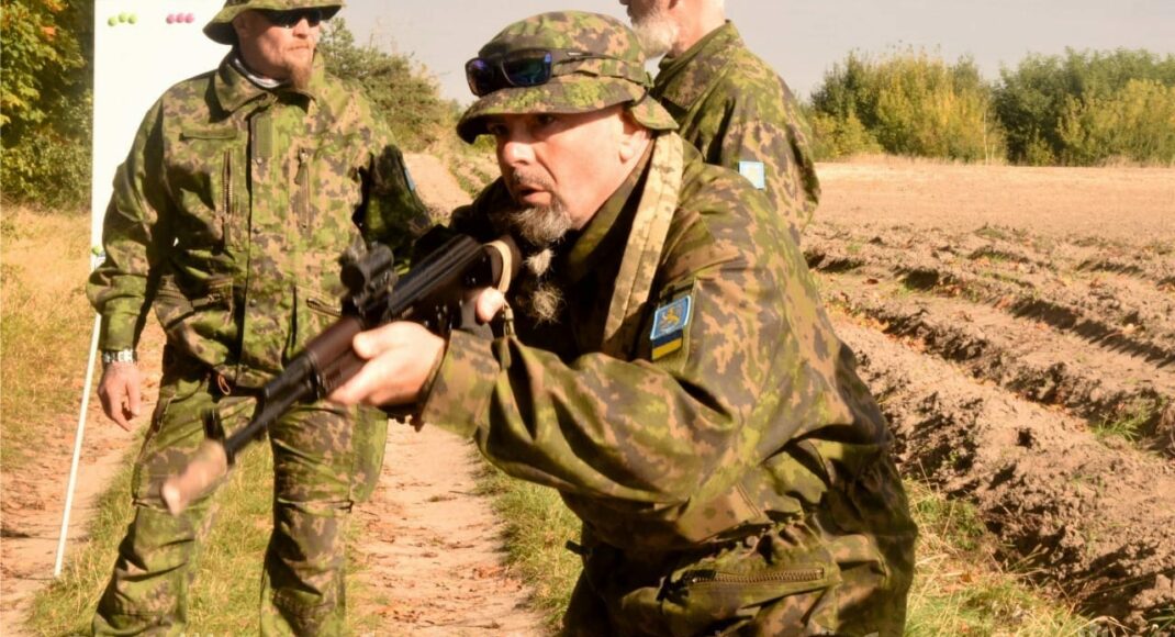 Бійців територіальної оборони Луганської області навчають технікам ведення бою за стандартами НАТО (фото)