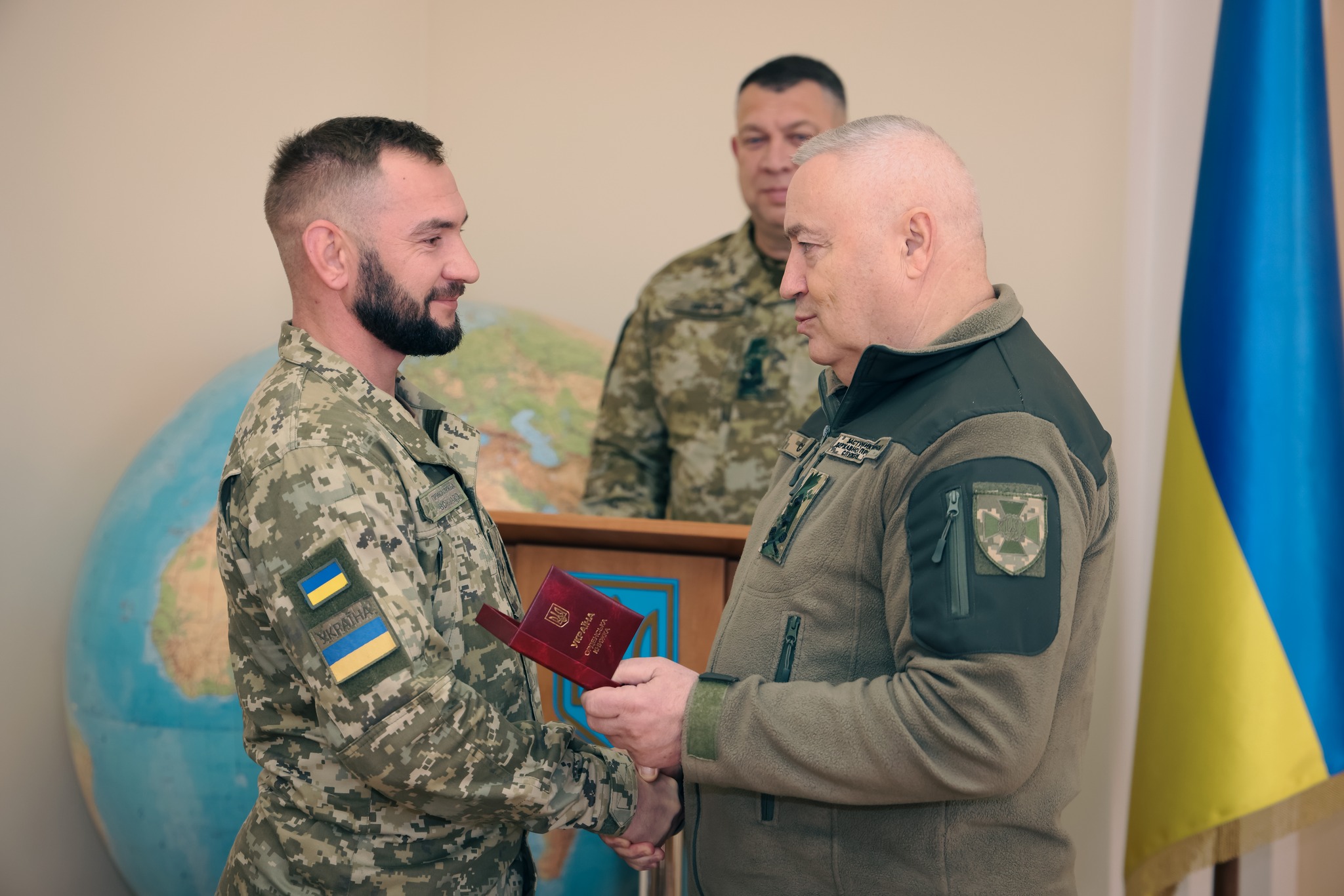 Троє військовослужбовців - прикордонників Луганського загону отримали нагороди за указом президента України