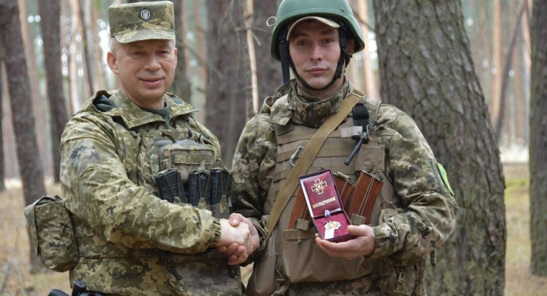 Сырский наградил военного, который спас командира на Сватовском направлении, знаком отличия "За боевую доблесть"