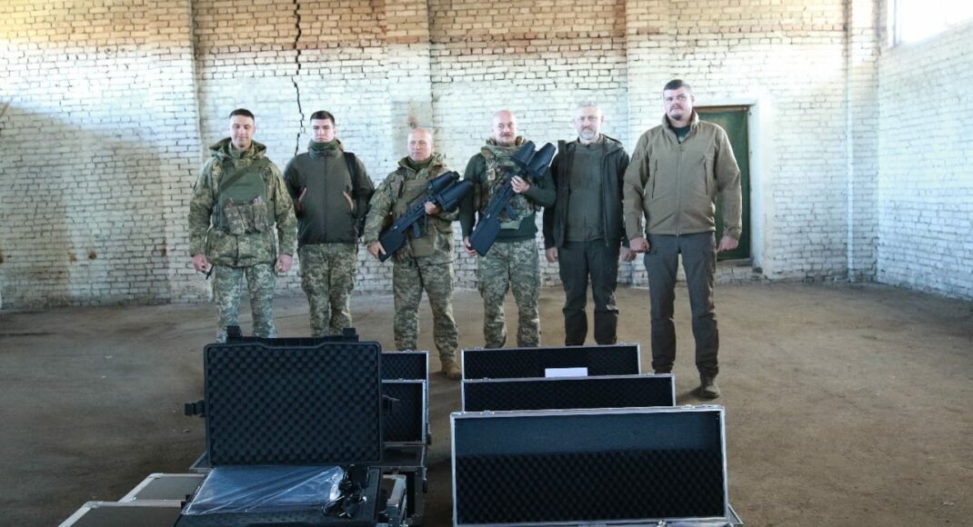 Голова Луганської ОВА передав озброєння і техніку українським військовим (фото)