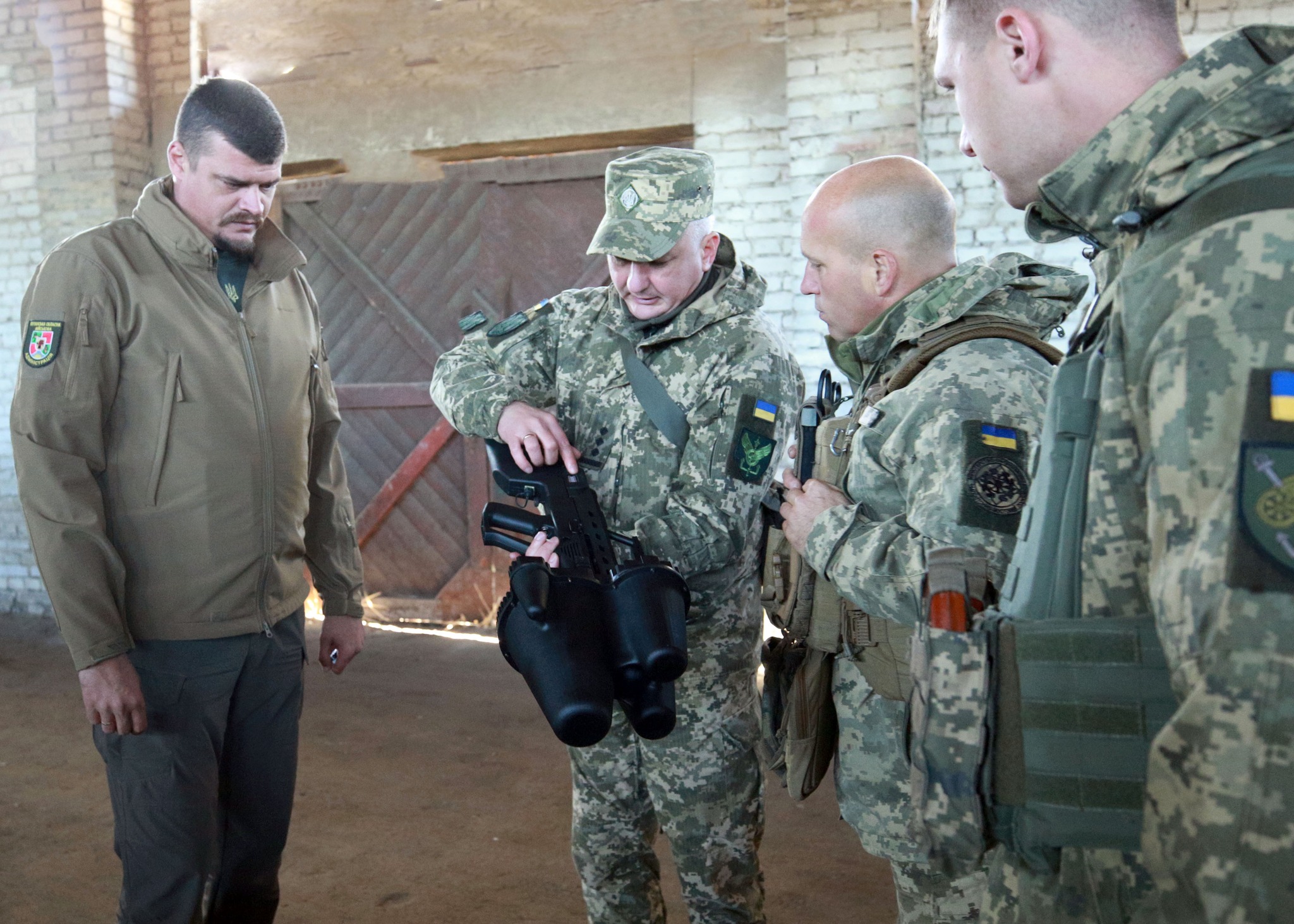 Лисогор разом із головою Держспецтрансслужби передали озброєння і техніку на фронт