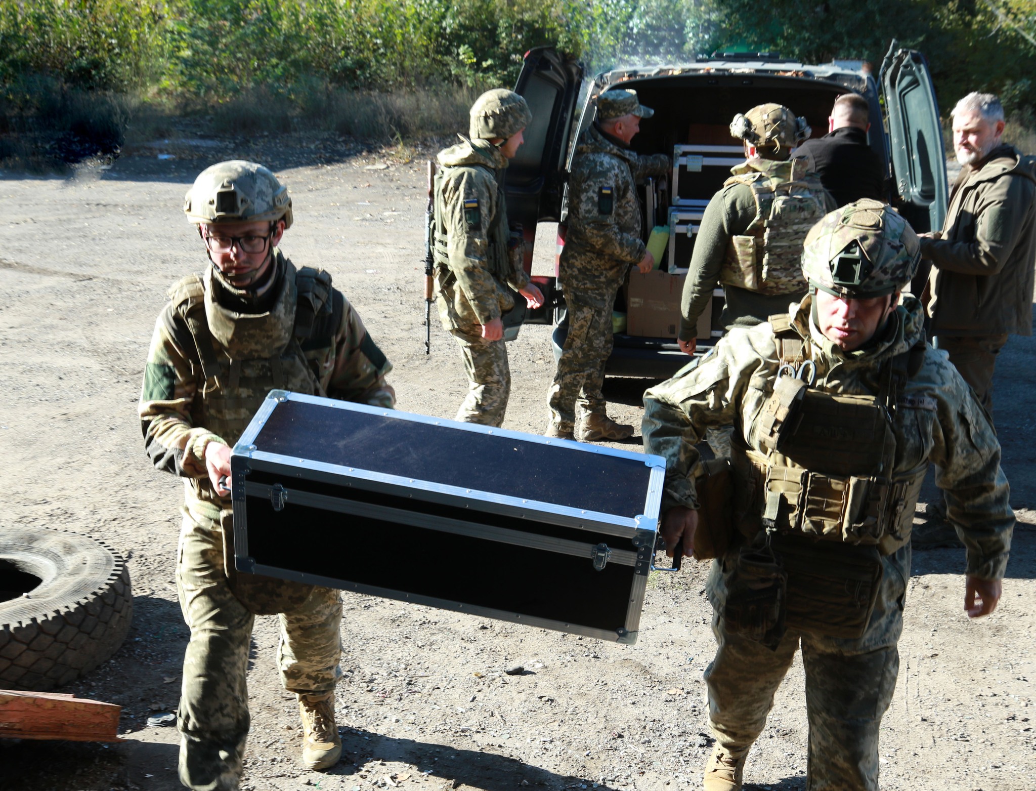 Лисогор разом із головою Держспецтрансслужби передали озброєння і техніку на фронт