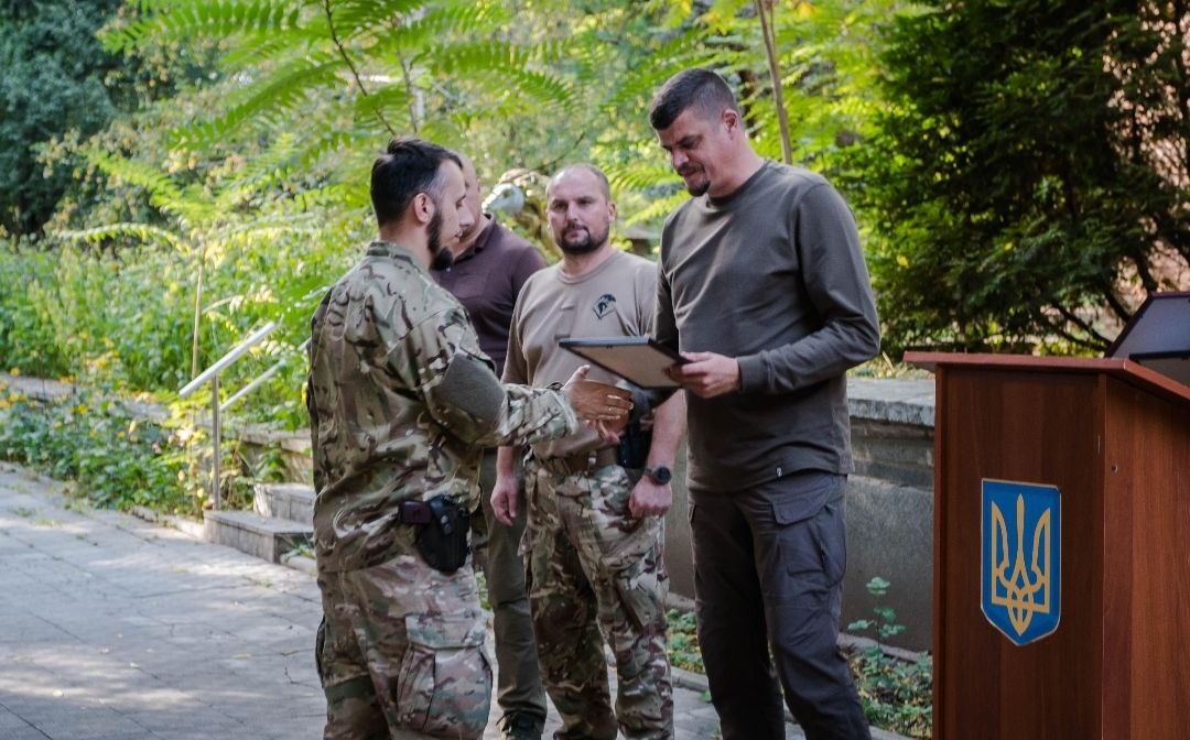 Голова Луганської ОВА відзначив День Захисників та Захисниць України у військовій частині на лінії зіткнення