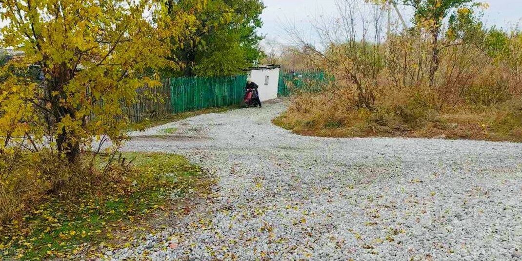 В Донецкой области в поселке Шевченко коммунальщики выполнили подсыпку дорог