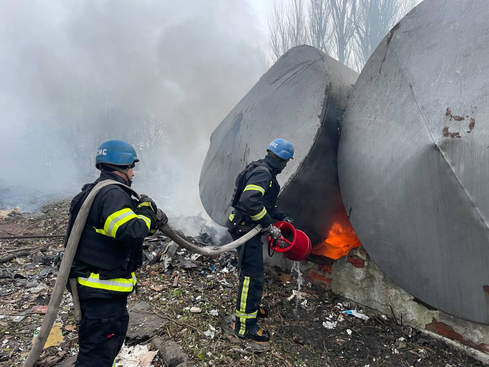 У Покровському районі внаслідок обстрілу виникла пожежа на території одного з підприємств міста