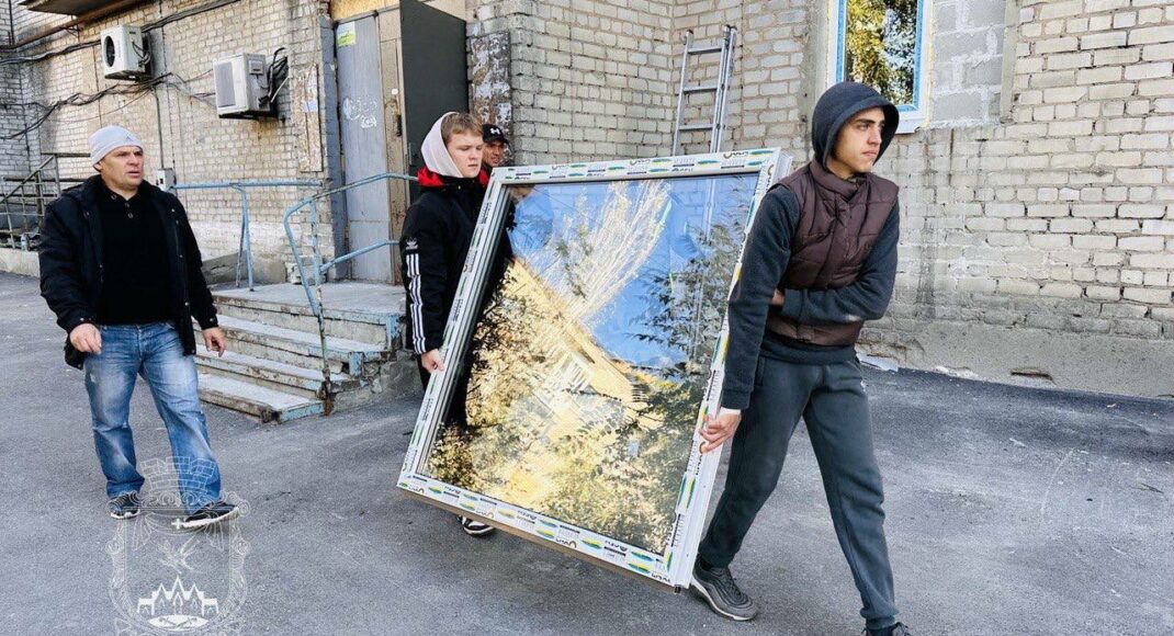 У Покровську до пошкодженої ворожими обстрілами багатоповерхівки благодійники завезли 180 металопластикових вікон і дверей (фото)