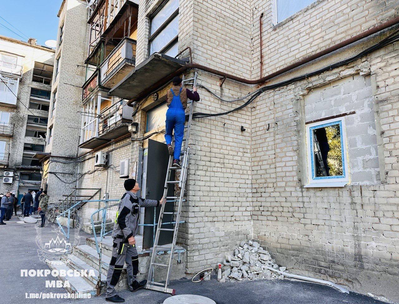 У Покровську до пошкодженої багатоповерхівки благодійники завезли 180 металопластикових вікон і дверей