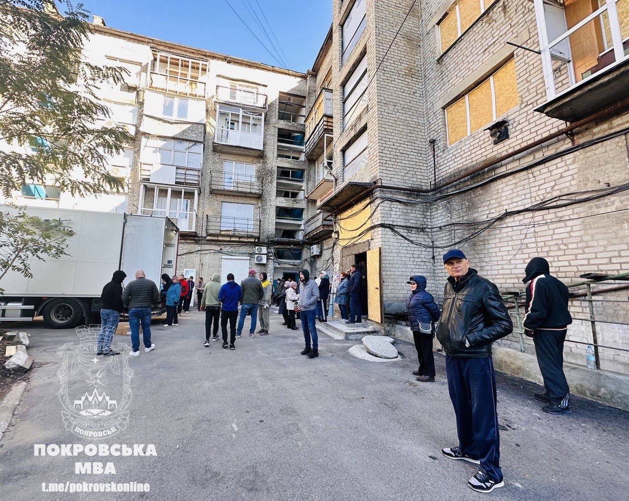 У Покровську до пошкодженої багатоповерхівки благодійники завезли 180 металопластикових вікон і дверей